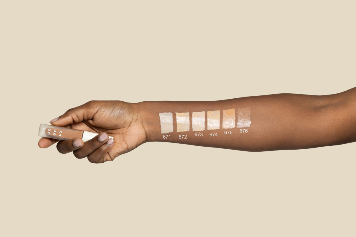 Uoga Uoga, Invisible Hero Liquid Mineral Concealer with Caffeine - 06 Neutral Deep - Image 4